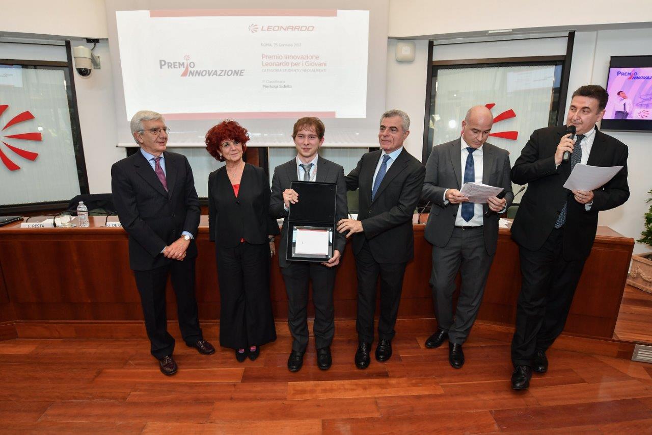 Foto premio innovazione Leonardo - Al centro Pierluigi Sidella