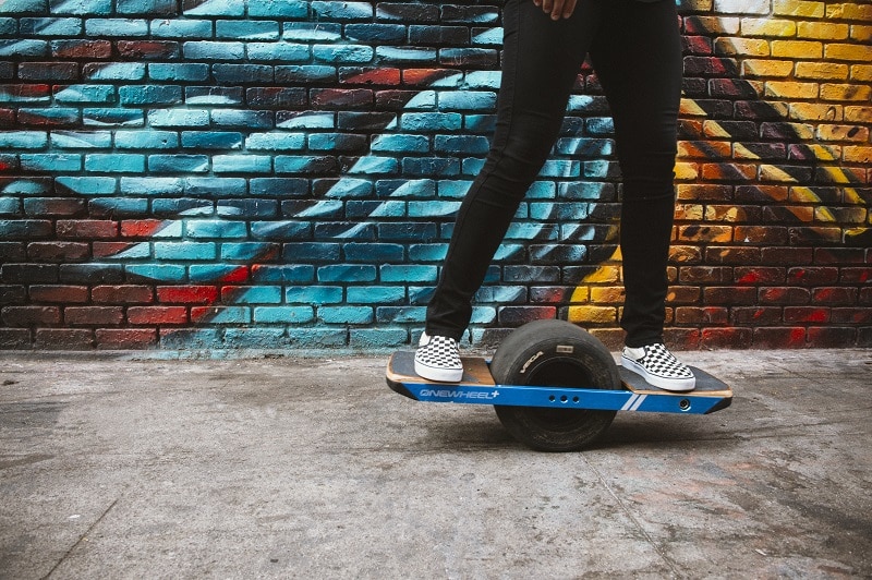 Onewheel, lo skateboard a motore che cresce con la virtualizzazione