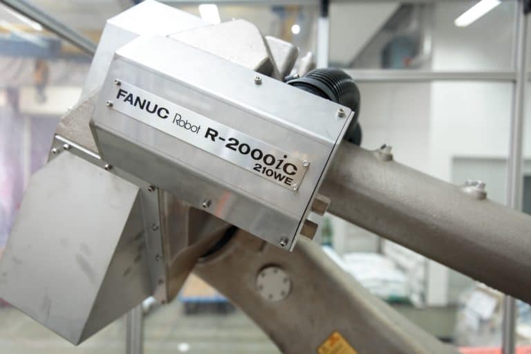 Automotive, Fanuc presenta un robot per il lavaggio industriale