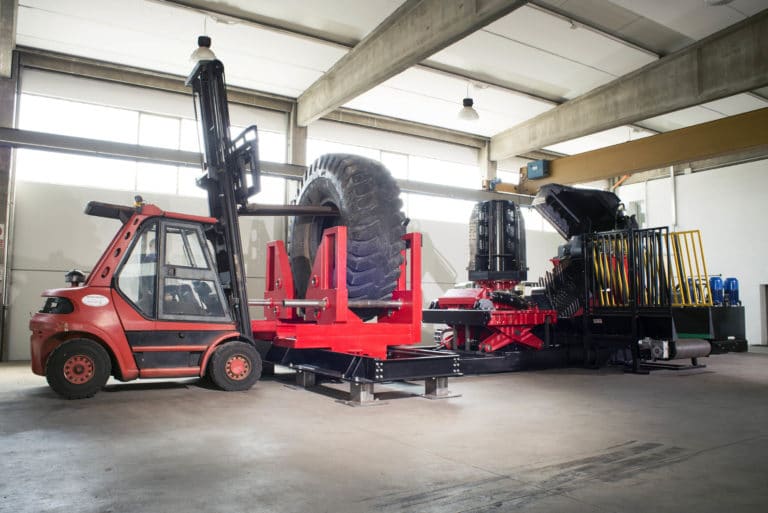 MT-REX, il robot che “mangia” le maxi gomme dei camion da miniera