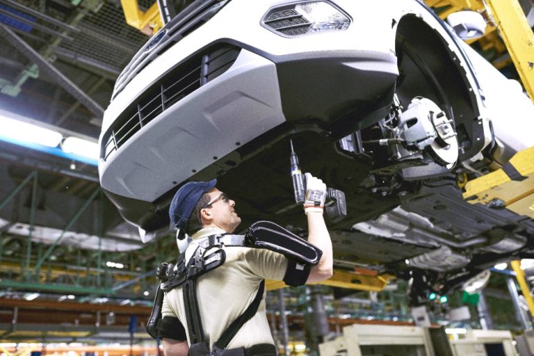 Produzione sempre più ergonomica per gli operai della Ford
