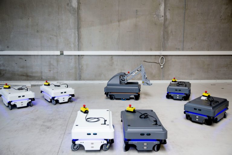 La carica dei robot mobili: entro il 2030 supereranno gli AGV