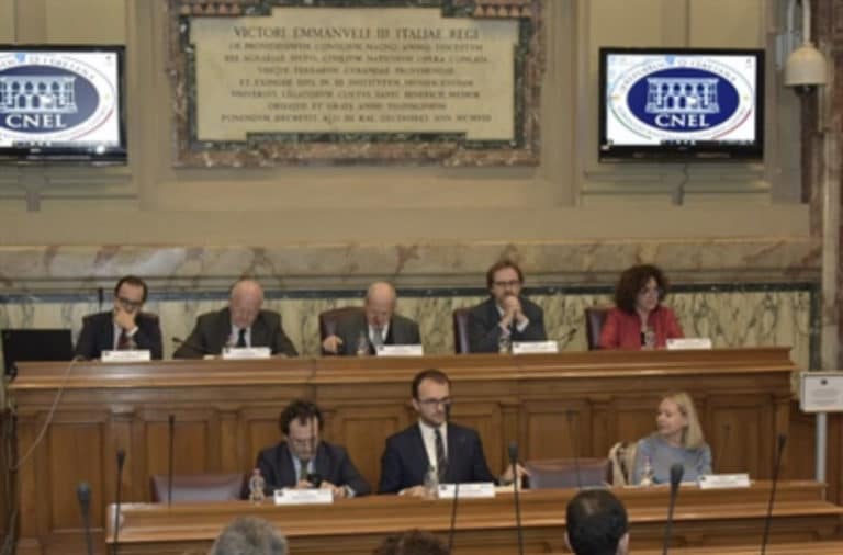 Rapporto CNEL: sale l’occupazione, ma è sempre più precaria e frammentata (e aumentano i poveri)