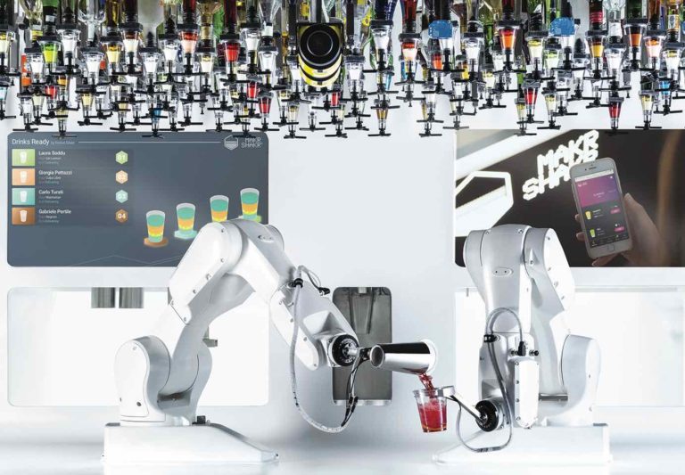 I cobot preparano cocktail a Milano: Makr Shakr e Sick lanciano il loro temporary bar