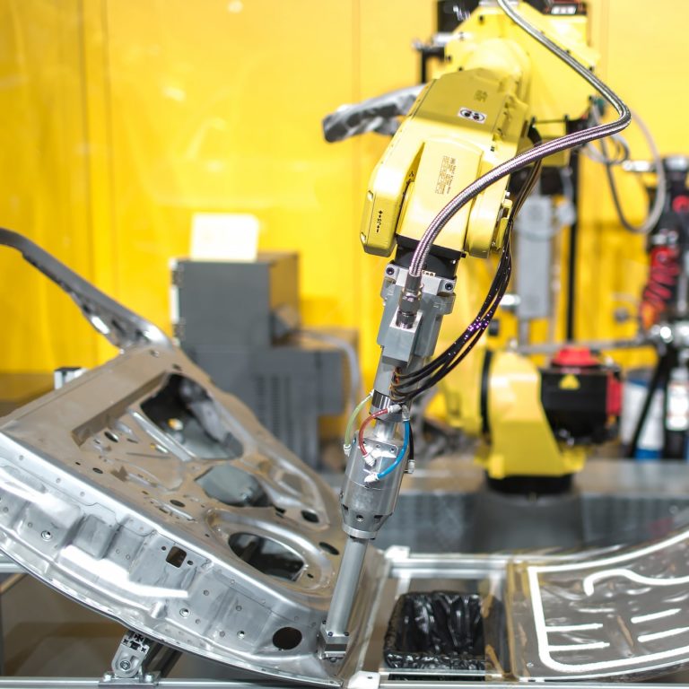 Il mercato dei robot industriali: vendite in calo, base installata in crescita e boom dei cobot