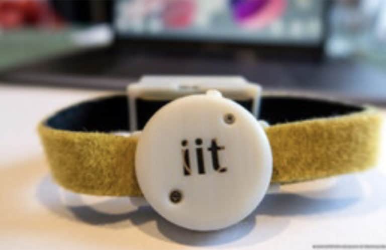 Dall'IIT arriva una smart band per gestire distanze e misurare la temperatura