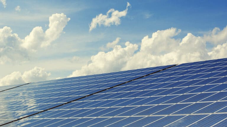 REPowerE, la Commissione accelera su risparmio energetico, differenziamento delle fonti e rinnovabili: i dettagli del piano d'azione