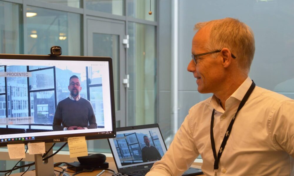 HMS CEO Staffan Dahlström (right) and Procentec CEO Pieter Barendrecht (on screen) presenting the acquisition. Remotely due to Corona restrictions