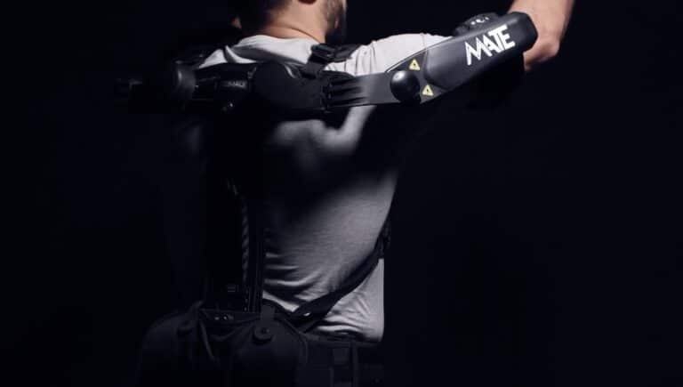 Comau Mate-XT, l'esoscheletro che aiuta l'operatore anche nelle applicazioni più estreme