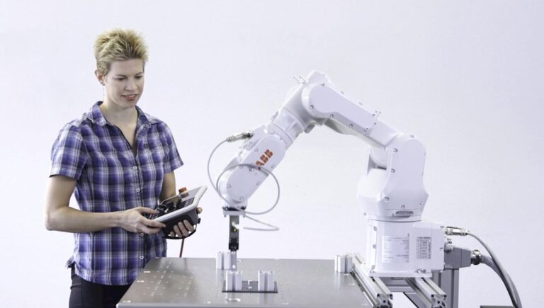 Il software ABB Wizard Easy Programming disponibile anche sui robot industriali