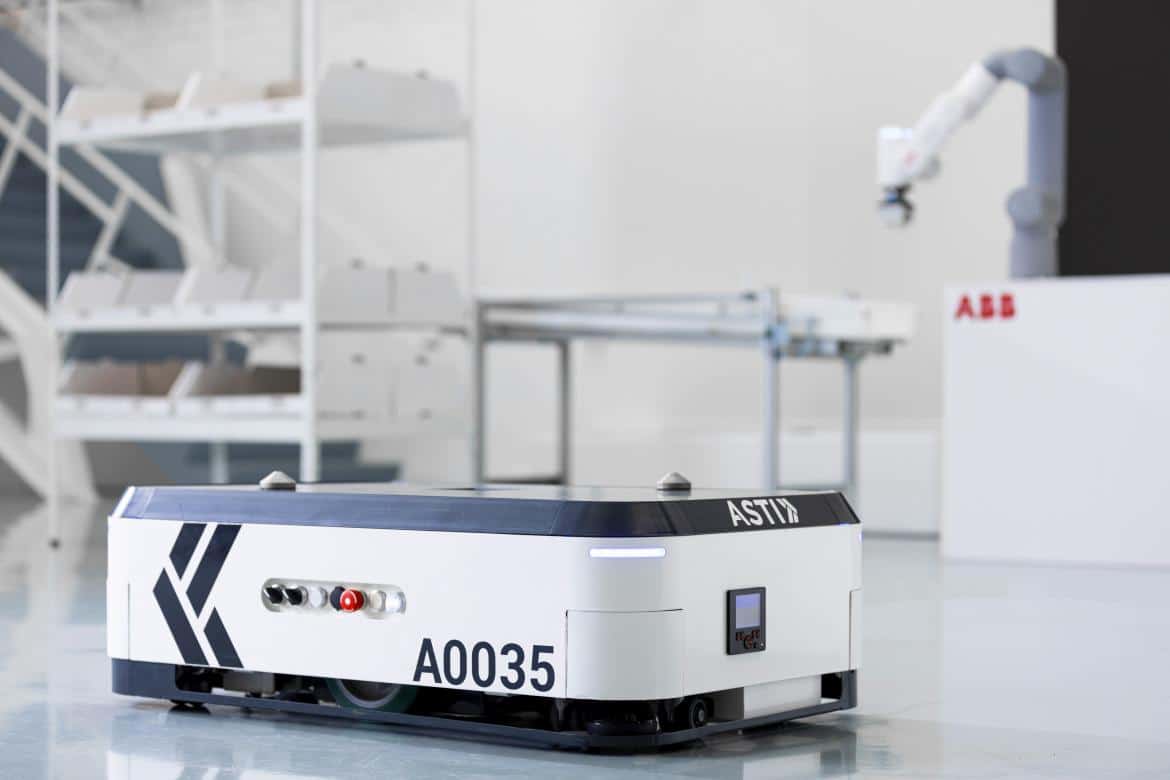 abb_robotics_acquires_asti_mobile_robotics_goods-to-person_gofa_cobot_asti_ebot_350