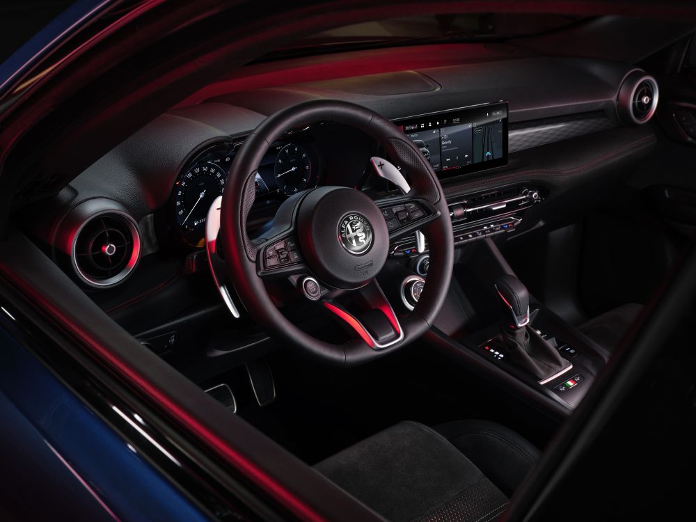 Immagine in primo piano per articolo con titolo: Alfa Romeo Tonale punta sulla tecnologia NFT basata su blockchain per certificare stato e mantenimento della macchina