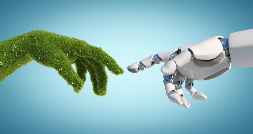 concetto astratto di natura e tecnologia con mano ricoperta di erba e mano robot che si uniscono come simbolo di società sostenibile