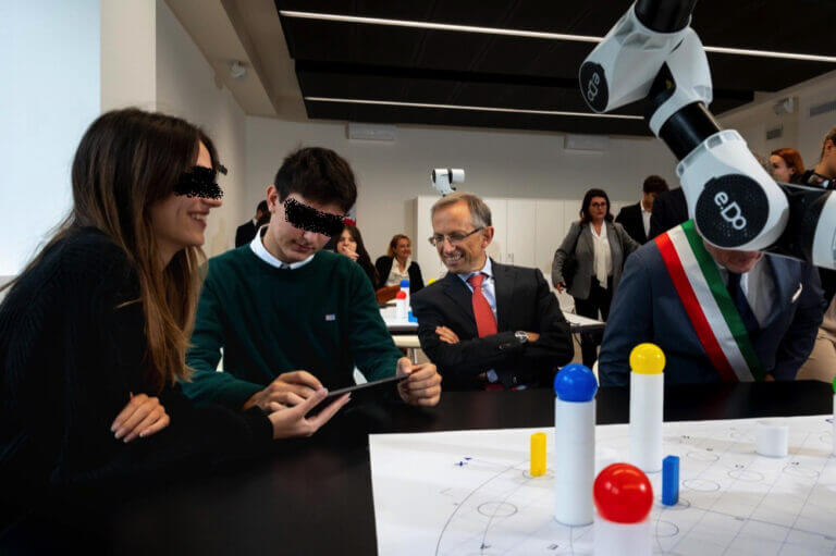 I robot educativi di Comau al centro dell'e.DO Learning Center di Modena per lo sviluppo di competenze robotiche innovative