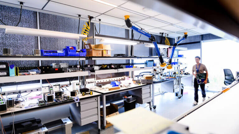 Uno sguardo all'interno del laboratorio dove AWS costruisce chip personalizzati