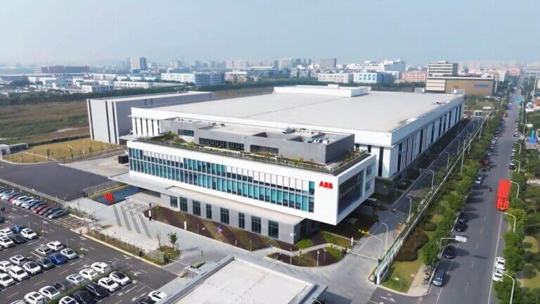 ABB inaugura il suo stabilimento di Shanghai per la produzione di robot di nuova generazione