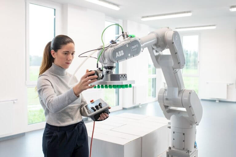 Nuovo robot collaborativo ABB Swifti CRB 1300 e versione cloud del software RobotStudio: ecco come funzionano