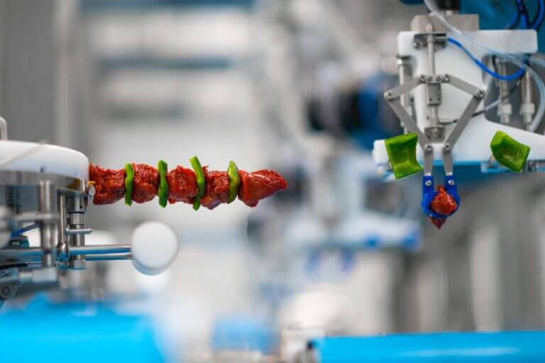 Alimentare high-tech: come funziona il sistema robotizzato che permette di automatizzare la preparazione degli spiedini di kebab