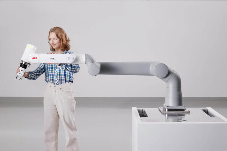 ABB Robotics collabora con XtalPi per costruire laboratori intelligenti e automatizzati