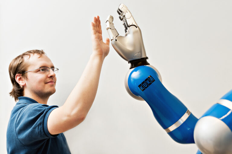 Cosa sono e qual è il futuro dei cobot, i robot collaborativi che affiancano gli uomini sulle linee di produzione